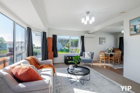 Photo of property in 3 Kingsbridge Place, Newlands, Wellington, 6037