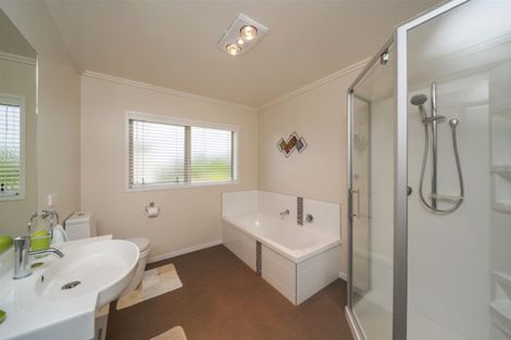 Photo of property in 8 Larlin Heights, Hawera, 4675