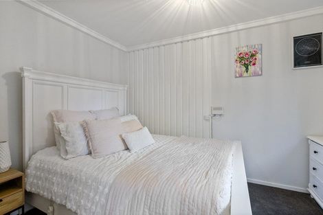 Photo of property in 10 Whitby Place, Westown, New Plymouth, 4310