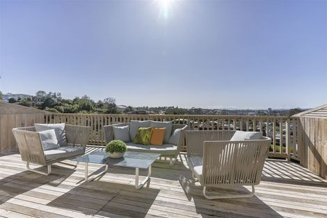 Photo of property in 2/8 Havana Place, Glenfield, Auckland, 0629