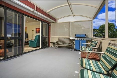 Photo of property in 2/142 Sunset Road, Unsworth Heights, Auckland, 0632