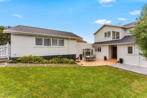 Photo of property in 15 Seaview Road, Castor Bay, Auckland, 0620