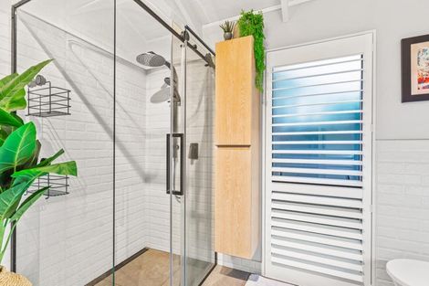 Photo of property in 6 Oystergrove Road, West Harbour, Auckland, 0618