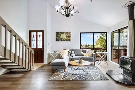 Photo of property in 2/74 Ayton Drive, Totara Vale, Auckland, 0629