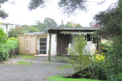 Photo of property in 18 Pohutukawa Avenue, Red Beach, 0932