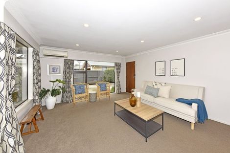 Photo of property in 2/23 Broadfell Avenue, Avonhead, Christchurch, 8042