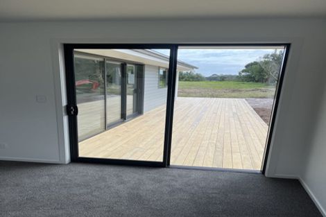Photo of property in 24 Dudley Crescent, Cable Bay, 0420