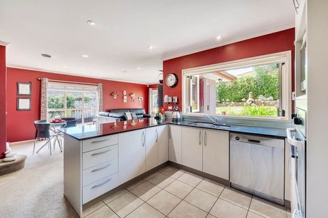 Photo of property in 6 Fairford Avenue, Henderson, Auckland, 0612
