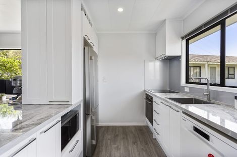 Photo of property in 2/16 Cabello Place, Unsworth Heights, Auckland, 0632