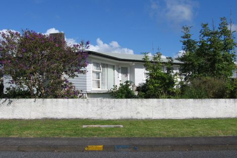 Photo of property in 32 Graham Avenue, Te Atatu Peninsula, Auckland, 0610
