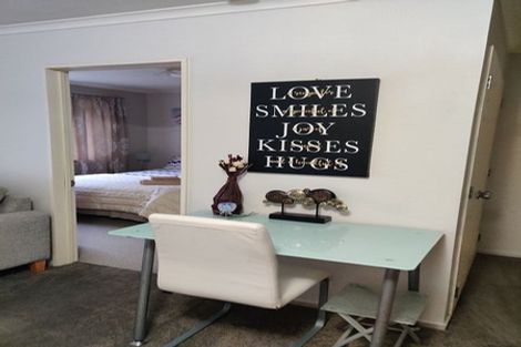 Photo of property in 404a Te Atatu Road, Te Atatu Peninsula, Auckland, 0610