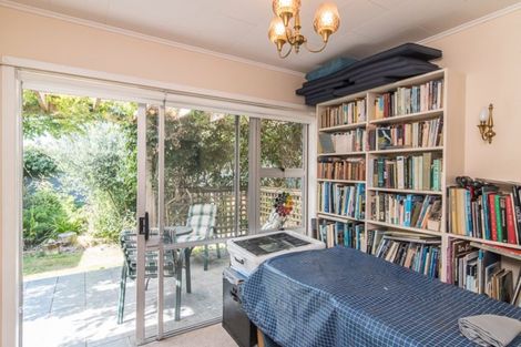 Photo of property in 52 Rewarewa Crescent, Waikanae, 5036