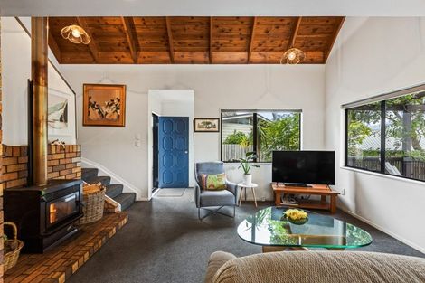 Photo of property in 3 Lantana Road, Green Bay, Auckland, 0604