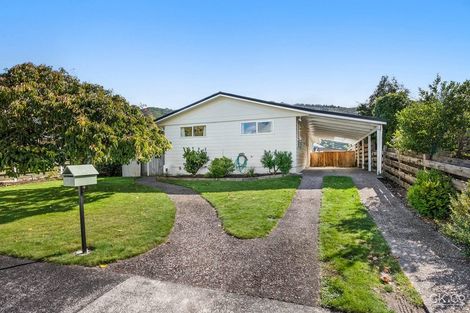 Photo of property in 28 Omaha Grove, Totara Park, Upper Hutt, 5018