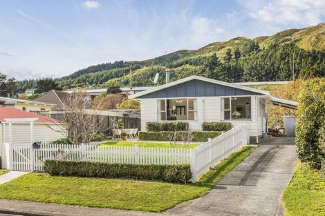 Photo of property in 30a Coates Street, Tawa, Wellington, 5028