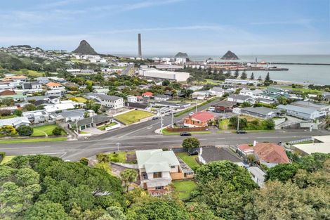 Photo of property in 27 South Road, Moturoa, New Plymouth, 4310