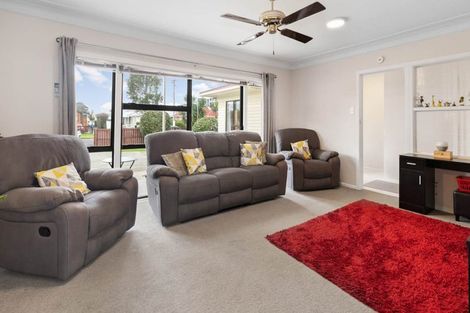 Photo of property in 14 Peachgrove Road, Te Atatu Peninsula, Auckland, 0610