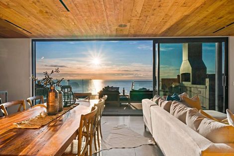 Photo of property in 81 Piha Road, Piha, 0772