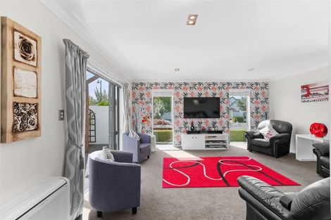 Photo of property in 6 Lakebridge Place, Parklands, Christchurch, 8083