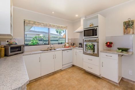 Photo of property in 6 Rewarewa Crescent, Waikanae, 5036
