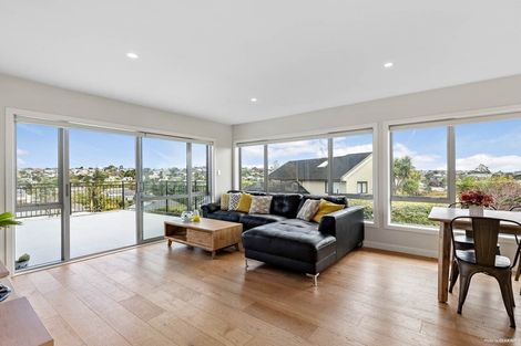 Photo of property in 33 Garadice Road, Rothesay Bay, Auckland, 0630