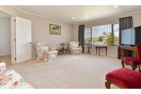 Photo of property in 110 Lakeside Drive, Orewa, 0931
