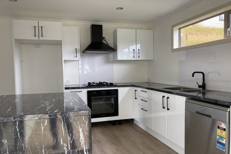 Photo of property in 4 Miles Crescent, Newlands, Wellington, 6037