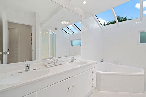 Photo of property in 17 Edgerton Road, Te Atatu Peninsula, Auckland, 0610