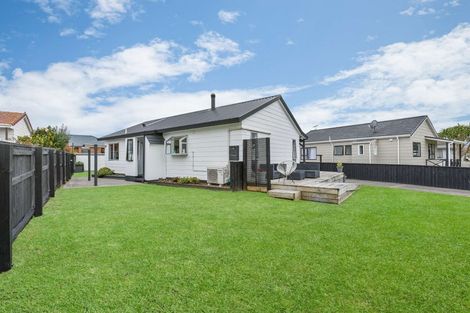Photo of property in 22 Edgewater Parade, Waiuku, 2123