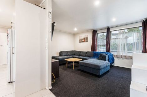 Photo of property in 2 Kilcar Place, Massey, Auckland, 0614
