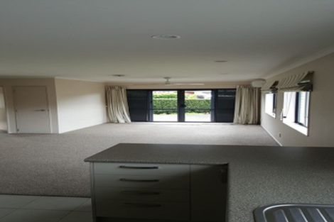Photo of property in Waimanu Bay Village, 17/1 Piriti Drive, Te Atatu Peninsula, Auckland, 0610