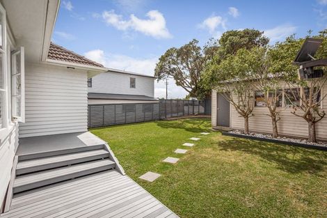 Photo of property in 51 Matipo Road, Te Atatu Peninsula, Auckland, 0610