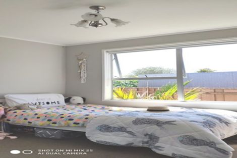 Photo of property in 15 Kelman Road, Kelston, Auckland, 0602