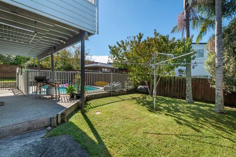Photo of property in 26 Holdaway Avenue, Northcote, Auckland, 0627