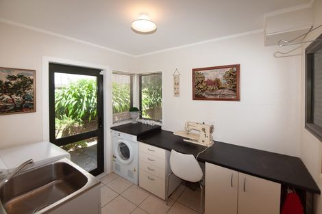 Photo of property in 6 Derry Hill, Churton Park, Wellington, 6037