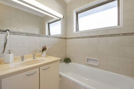 Photo of property in 33 Eversleigh Road, Belmont, Auckland, 0622