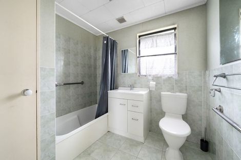 Photo of property in 2 Fruitvale Road, New Lynn, Auckland, 0600