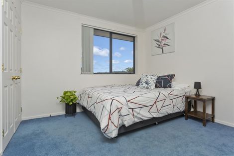 Photo of property in 16 Plumstead Rise, Glen Eden, Auckland, 0602