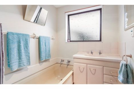 Photo of property in 2/40 Sarabande Avenue, Redwood, Christchurch, 8051