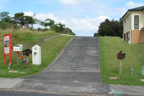 Photo of property in 18 Mayall Avenue, Beach Haven, Auckland, 0626