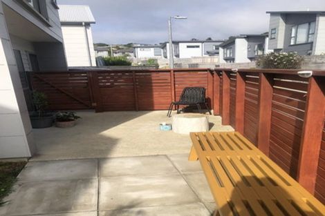 Photo of property in 16 Brindle Way, Newlands, Wellington, 6037