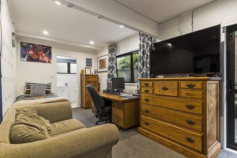 Photo of property in 10 St Lucia Place, Unsworth Heights, Auckland, 0632