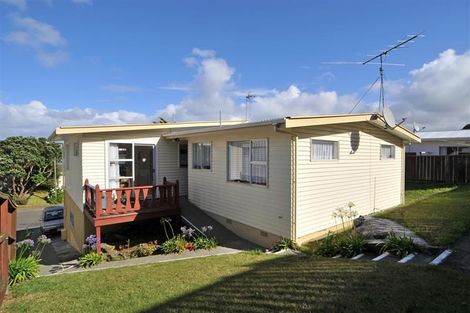 Photo of property in 25 Somes Crescent, Newlands, Wellington, 6037