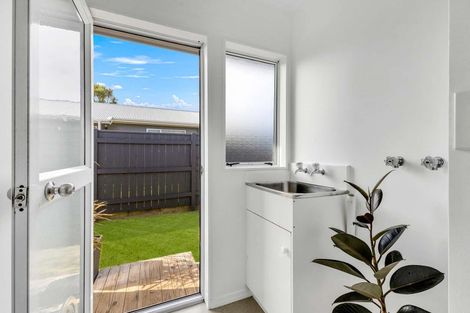 Photo of property in 1/58 Riversdale Drive, Merrilands, New Plymouth, 4312