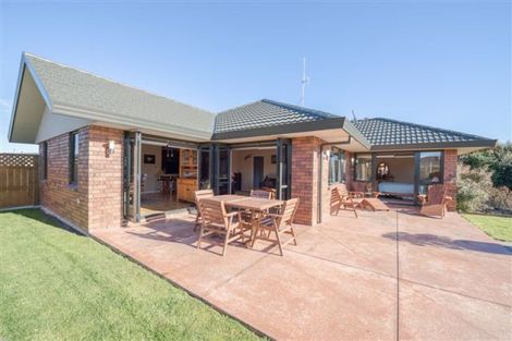 Photo of property in 44 Tennyson Avenue, Kelvin Grove, Palmerston North, 4414