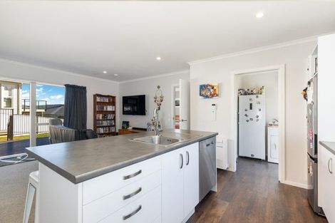 Photo of property in 11 Cirrus Close, Newlands, Wellington, 6037