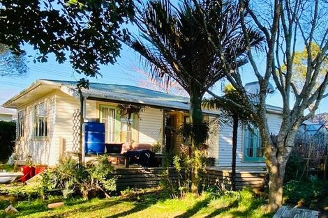 Photo of property in 33 Omata Road, Marfell, New Plymouth, 4310