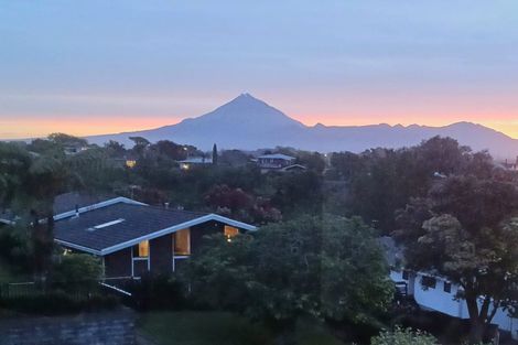 Photo of property in 5 Longview Drive, Merrilands, New Plymouth, 4312