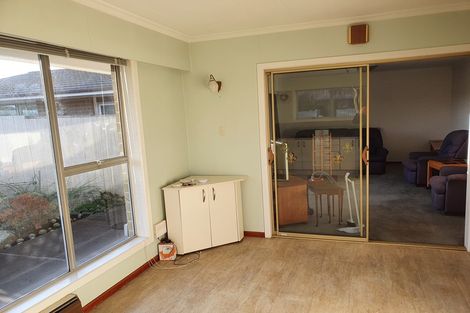 Photo of property in 77 Memorial Avenue, Ilam, Christchurch, 8053
