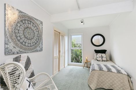 Photo of property in 1 Lanark Way, Northland, Wellington, 6012